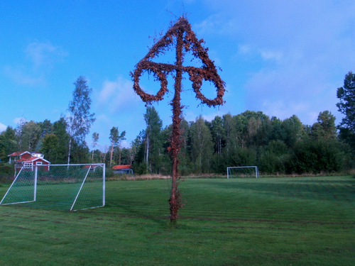 Midsommarstång (Mid Summer's Pole, a Maypole).